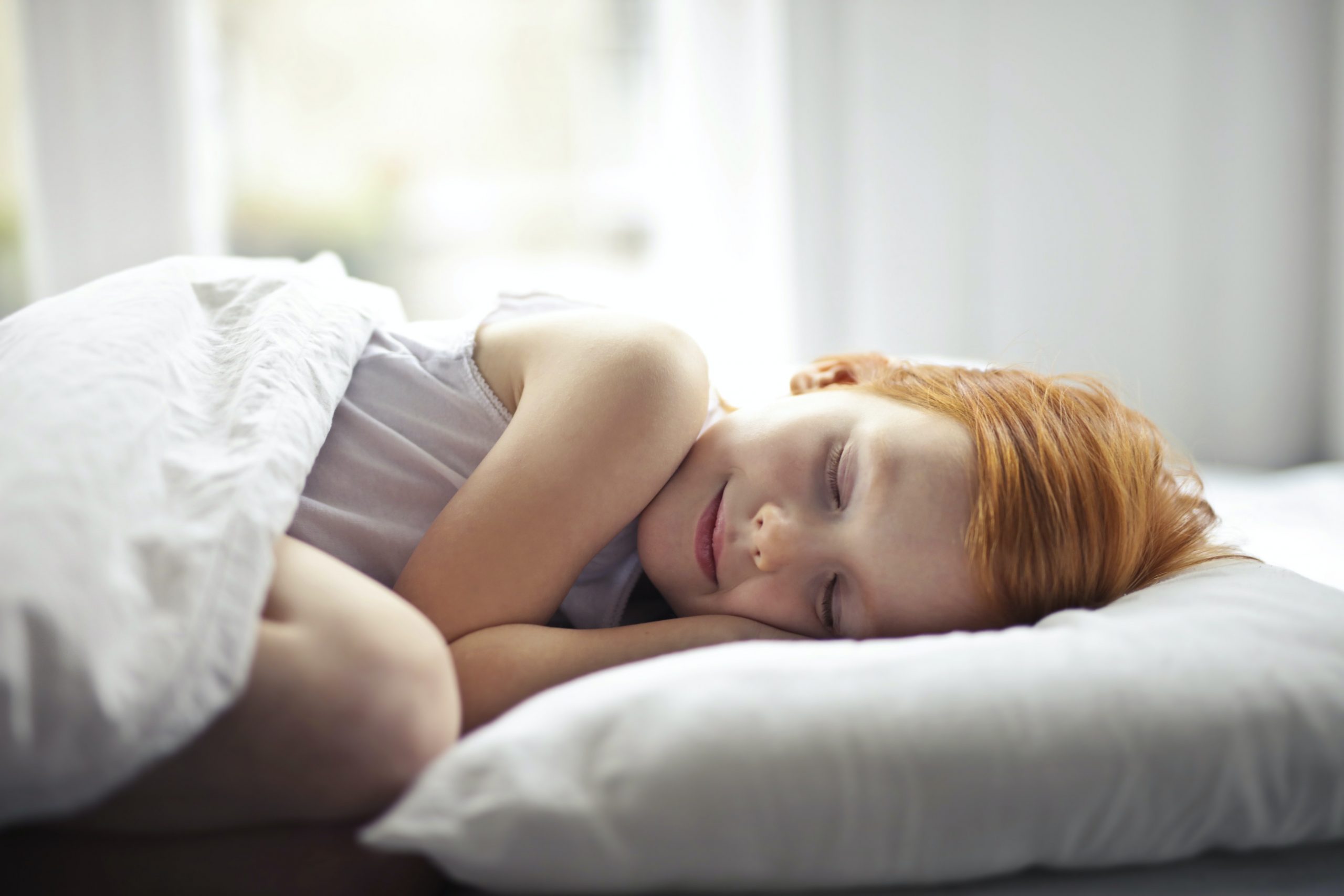 Niña durmiendo escuchando música